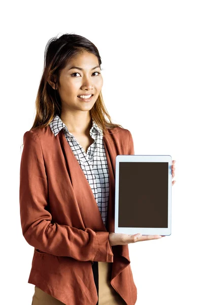 Mujer de negocios sonriente mostrando una tableta —  Fotos de Stock