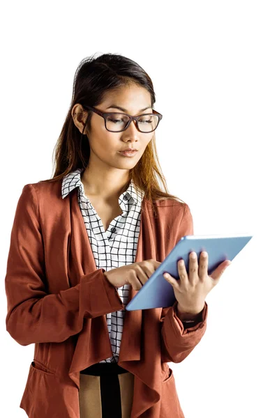 Affärskvinna med glasögon med en tablett — Stockfoto