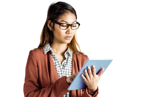 Donna d'affari con occhiali da vista utilizzando un tablet — Foto Stock