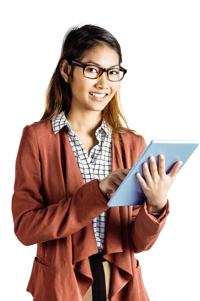 Affärskvinna med glasögon med en tablett — Stockfoto