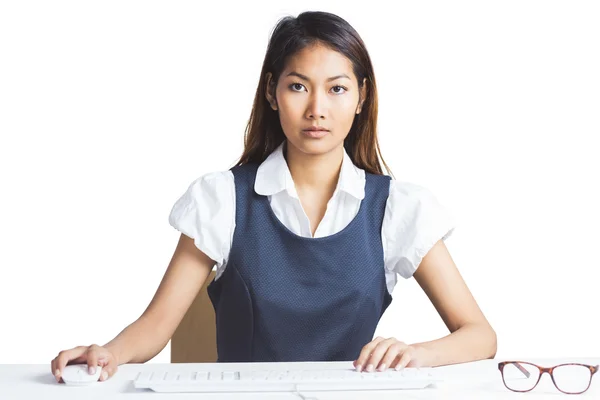 Donna d'affari seria che utilizza un computer — Foto Stock