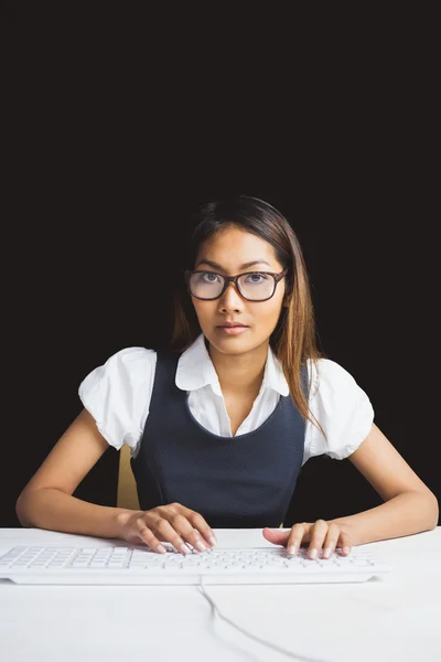 Donna d'affari seria che utilizza un computer — Foto Stock