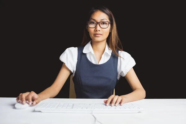 Seriös affärskvinna med en dator — Stockfoto