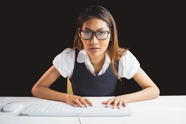 Mujer de negocios seria usando una computadora — Foto de Stock