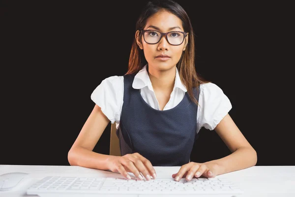 Donna d'affari seria che utilizza un computer — Foto Stock