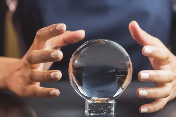 Empresária usando bola de cristal — Fotografia de Stock