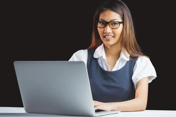 Le affärskvinna med bärbar dator — Stockfoto
