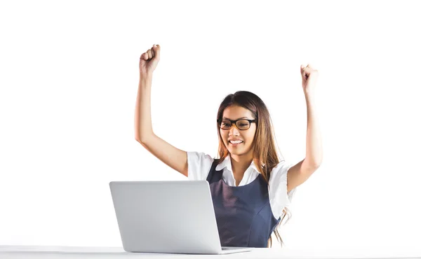 Empresária feliz usando laptop e levantando braços — Fotografia de Stock