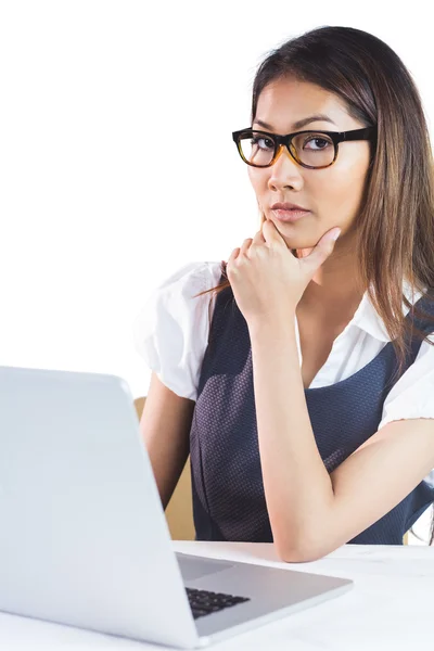 Donna d'affari utilizzando il computer portatile — Foto Stock