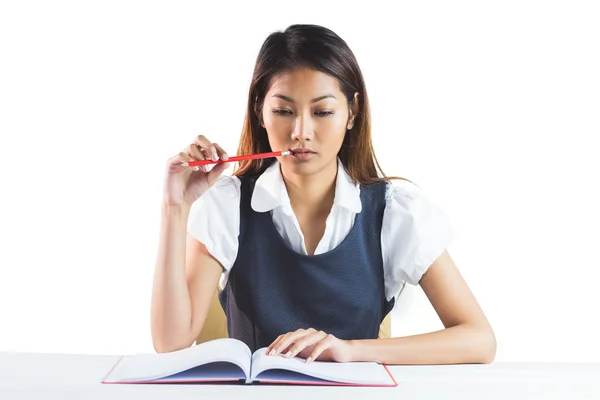 Pensativa mujer de negocios leyendo —  Fotos de Stock