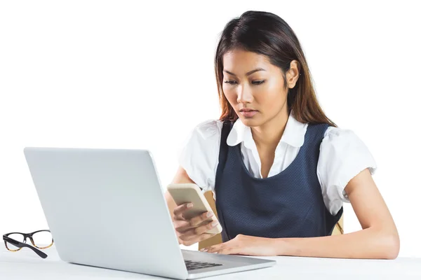 Affärskvinna som använder smartphone och laptop — Stockfoto