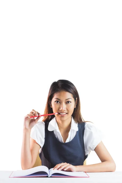 Mujer de negocios sonriente leyendo —  Fotos de Stock