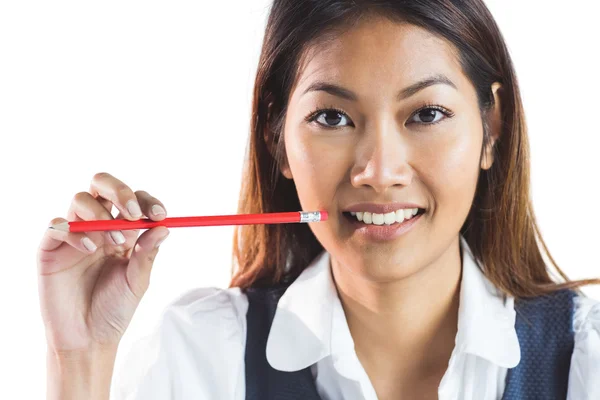 Mujer de negocios sonriente sosteniendo un lápiz —  Fotos de Stock