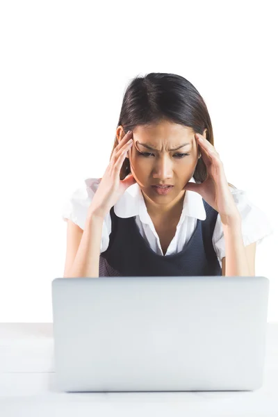 Empresária nervosa usando um laptop — Fotografia de Stock