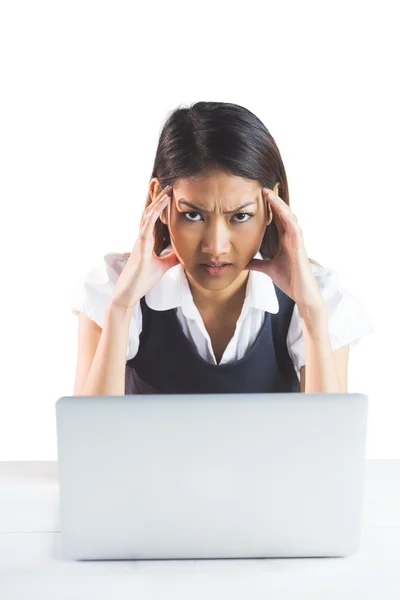Nervös affärskvinna använder en bärbar dator — Stockfoto