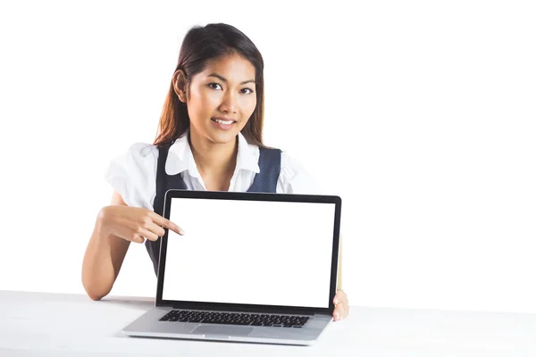 Empresária sorridente apontando um laptop — Fotografia de Stock