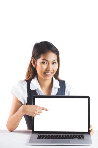 Donna d'affari sorridente che indica un computer portatile — Foto Stock