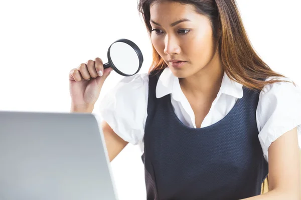 Geschäftsfrau mit Laptop — Stockfoto