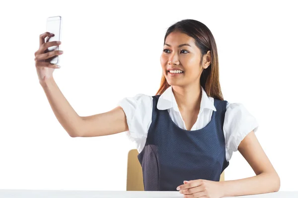 Mujer de negocios sonriente tomando una selfie —  Fotos de Stock