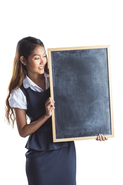 Glimlachende zakenvrouw houden een schoolbord — Stockfoto