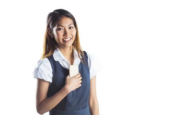 Empresária sorridente segurando um smartphone — Fotografia de Stock