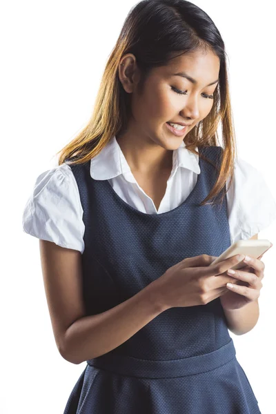 Leende affärskvinna med hjälp av en smartphone — Stockfoto