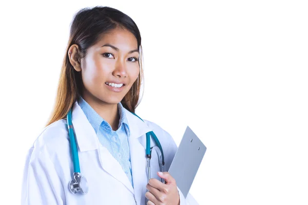 Asiático médico segurando prancheta — Fotografia de Stock