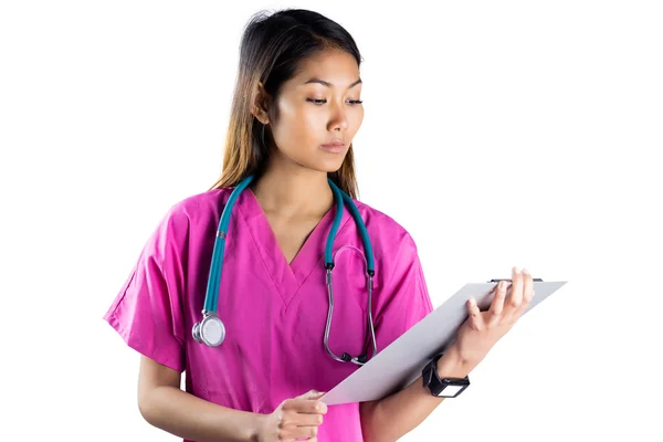Asiatische Krankenschwester mit Stethoskop Blick auf die Kamera — Stockfoto