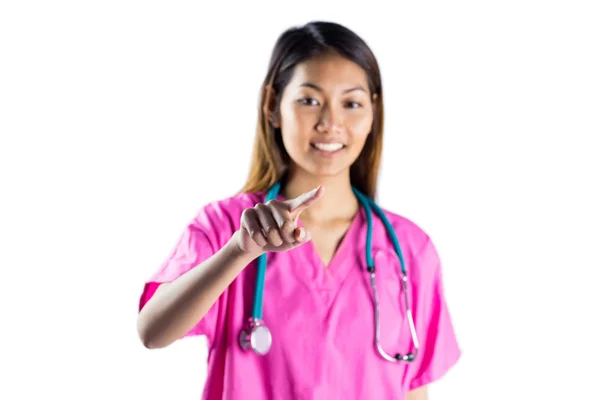 Asiática enfermera con estetoscopio apuntando delante de su —  Fotos de Stock