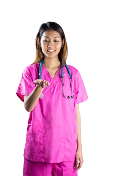 Азиатская медсестра протягивает руку — стоковое фото