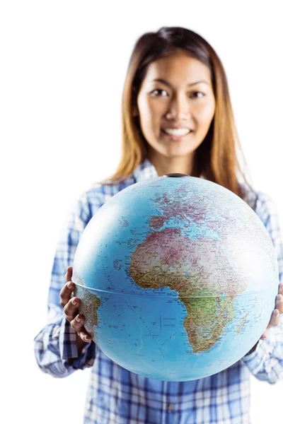 微笑亚洲女人抱着一个地球仪 — 图库照片