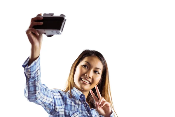 Sonriente asiático mujer tomando foto con cámara — Foto de Stock