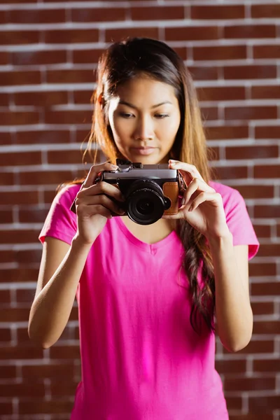 Smiling asian woman taking picture with camera — Stock Photo, Image