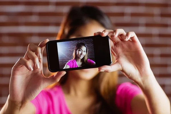 Smiling asian woman taking picture with camera — Stock Photo, Image