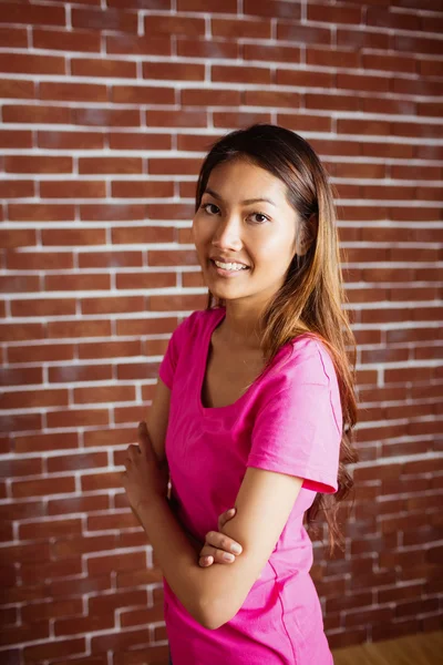 Sorrindo asiático mulher cruzando braços — Fotografia de Stock