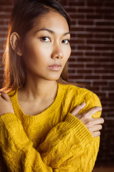 Grave donna asiatica con le mani sulle spalle — Foto Stock