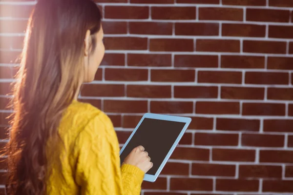 Enfocado mujer asiática usando tableta —  Fotos de Stock