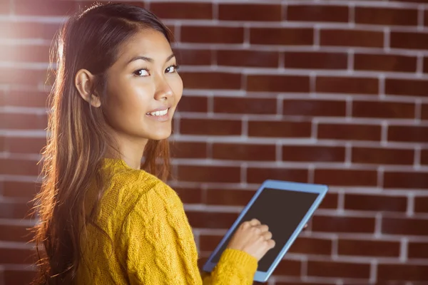 Lachende Aziatische vrouw met behulp van Tablet PC — Stockfoto