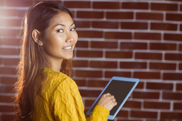 Uśmiechnięta kobieta Azji za pomocą tabletu — Zdjęcie stockowe