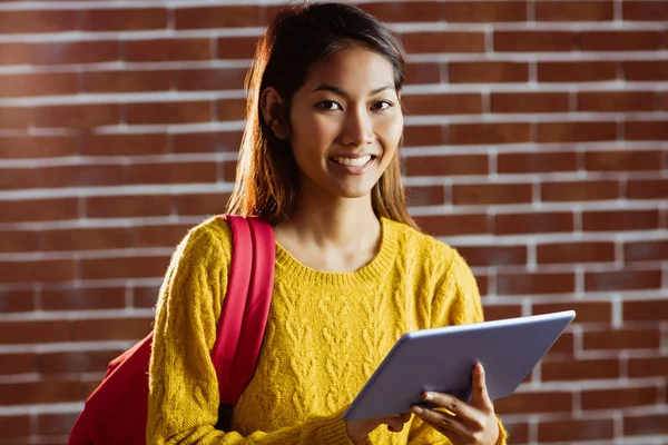 Smiling asian female student using tablet — Stock Photo, Image