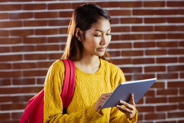 Enfocado asiático estudiante femenino usando tableta —  Fotos de Stock