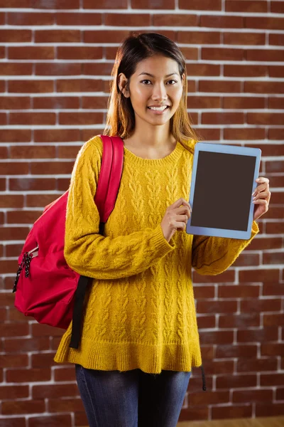 Leende asiatisk kvinnlig student visar tablet — Stockfoto