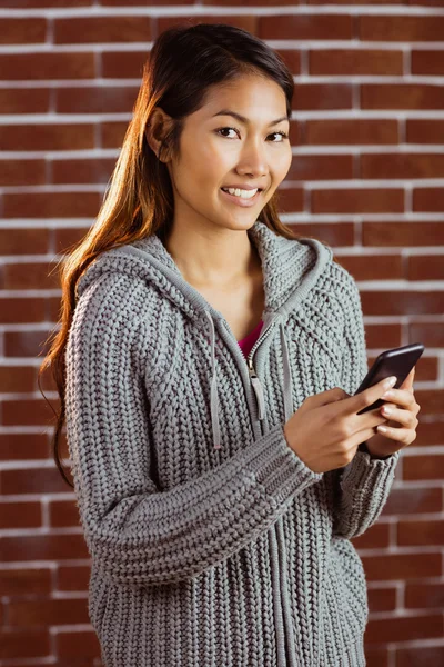 Sonriente mujer asiática usando smartphone —  Fotos de Stock