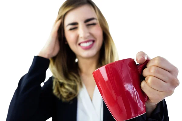 Femme tenant une tasse de thé — Photo