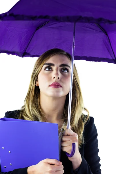 Mujer usando un paraguas — Foto de Stock