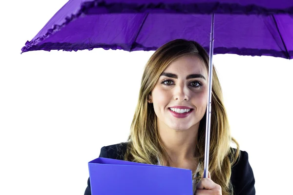 Mujer sonriente usando un paraguas — Foto de Stock