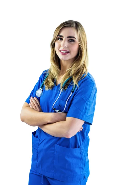 Enfermeira sorridente com os braços cruzados — Fotografia de Stock