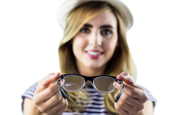 Усміхнена жінка тримає окуляри — стокове фото