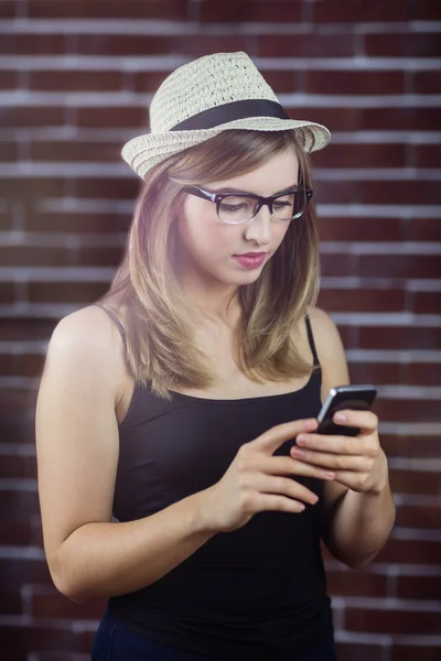 Mulher usando smartphone — Fotografia de Stock