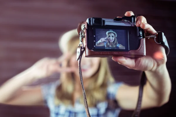 Woman taking selfies — Stock Photo, Image